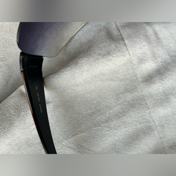 Prada Gradient Black Sunglasses (It has a small detail.) - Picture 5 of 10